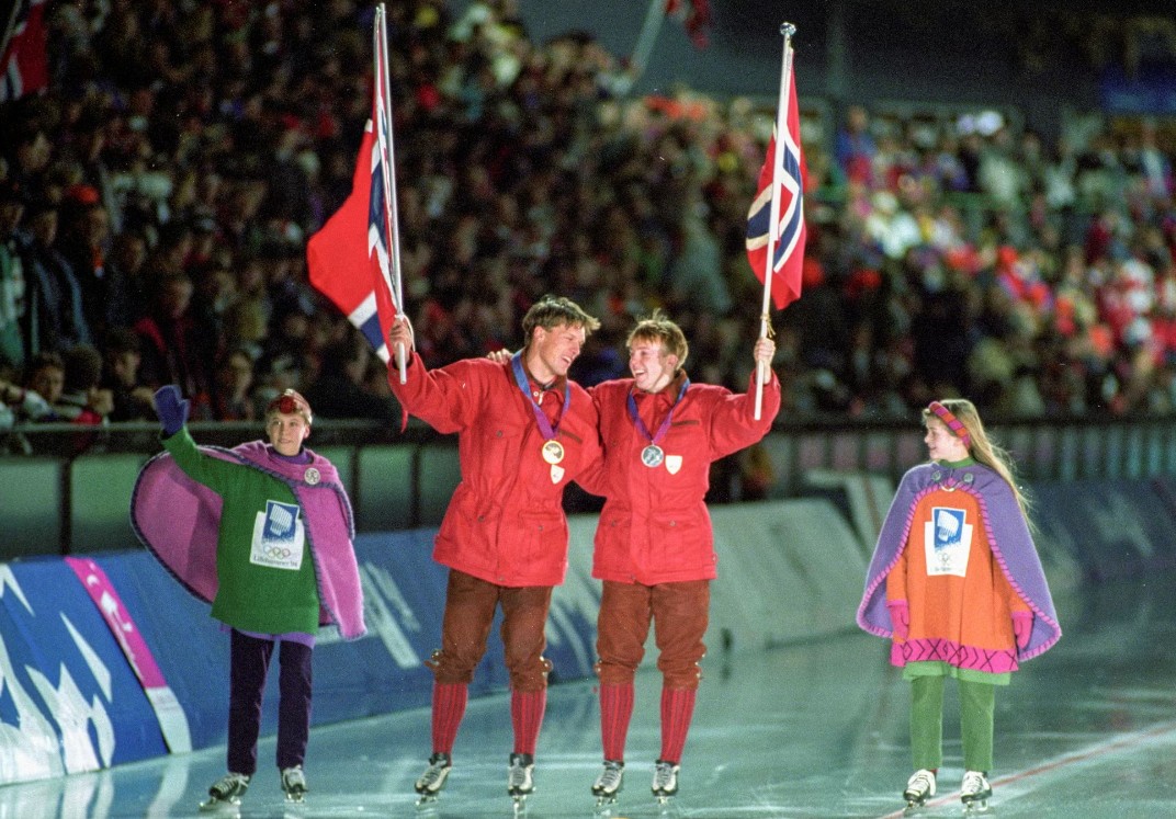 Etter et fantastisk OL for to klubbkamerater går de her æresrunde i Vikingskipet sammen med OL-maskotene Håkon og Kristin (Henrik Nerhagen og Britt-Elin Bjørn) 
